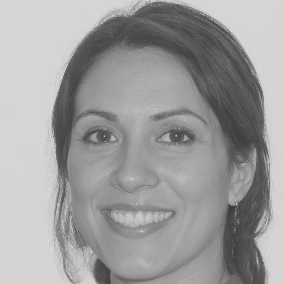 Retrato profesional de Lucía Fernández, experta en optimización fiscal