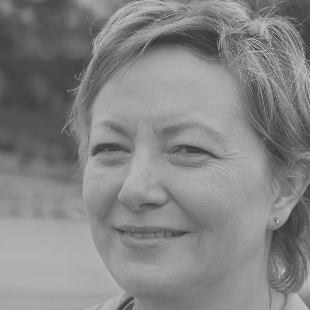 Retrato profesional de Esperanza Roldán, especialista en planificación financiera estacional