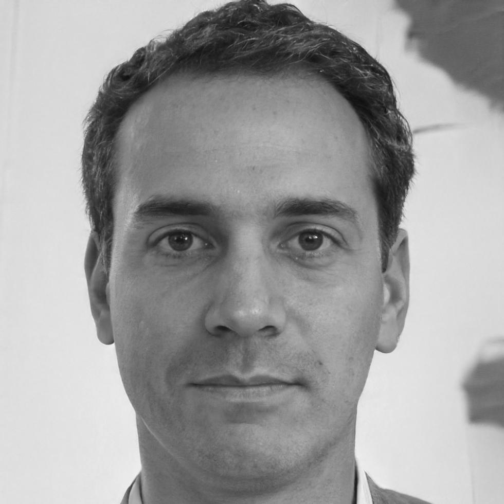 Retrato profesional de Sebastián Montoya, especialista en planificación financiera