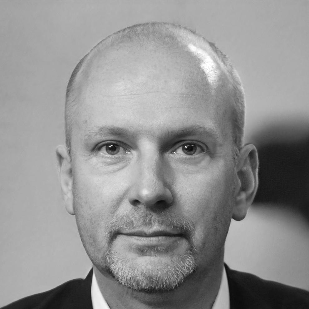 Retrato profesional de Alberto Ruiz, consultor en inversiones estacionales